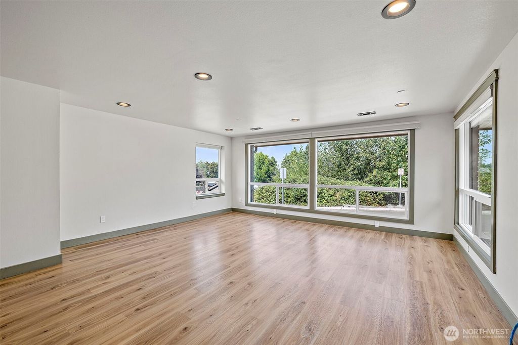 Photo of 1008 E Guiberson Street, Kent, WA 98030 (MLS # 2429609)