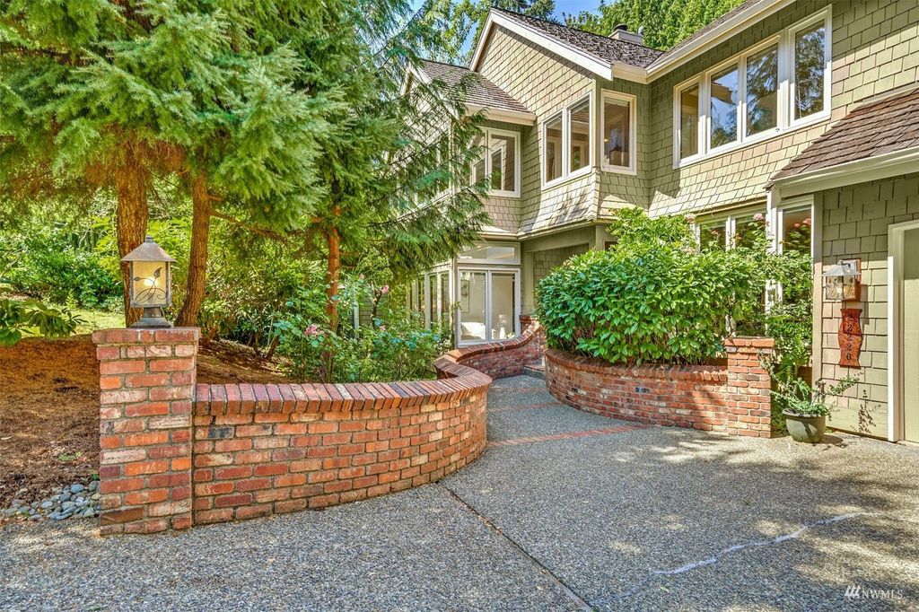 Photo of 22220 NE 25th Way, Sammamish, WA 98074 (MLS # 1925748)