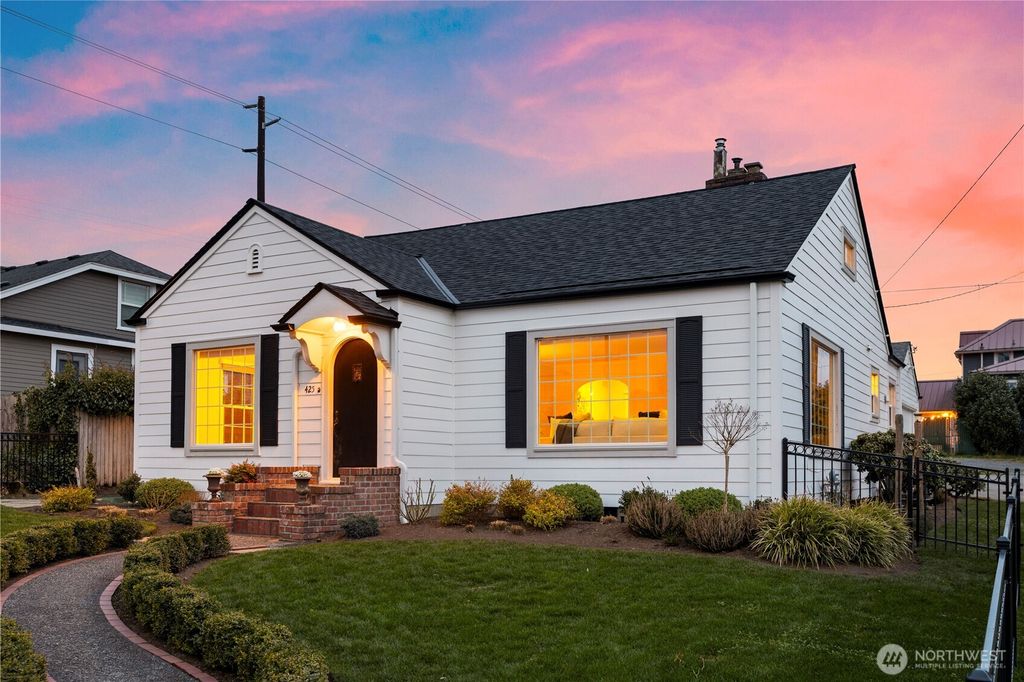 Photo of 425 Avenue F, Snohomish, WA 98290 (MLS # 2318576)