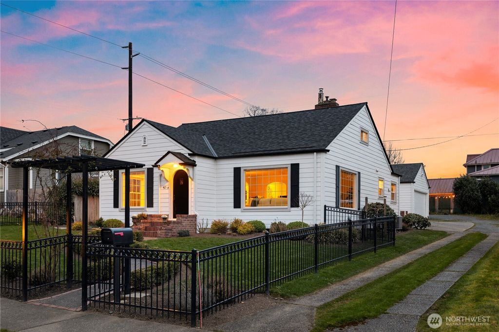 Photo of 425 Avenue F, Snohomish, WA 98290 (MLS # 2318576)