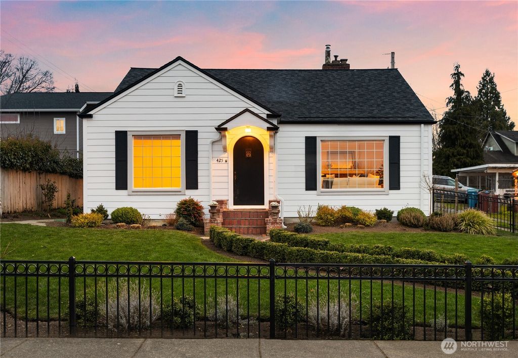 Photo of 425 Avenue F, Snohomish, WA 98290 (MLS # 2318576)