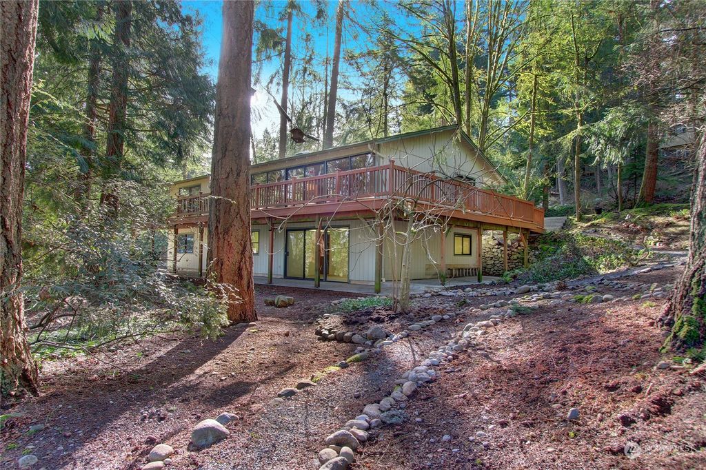Photo of 521 SW Forest Drive, Issaquah, WA 98027 (MLS # 2042984)