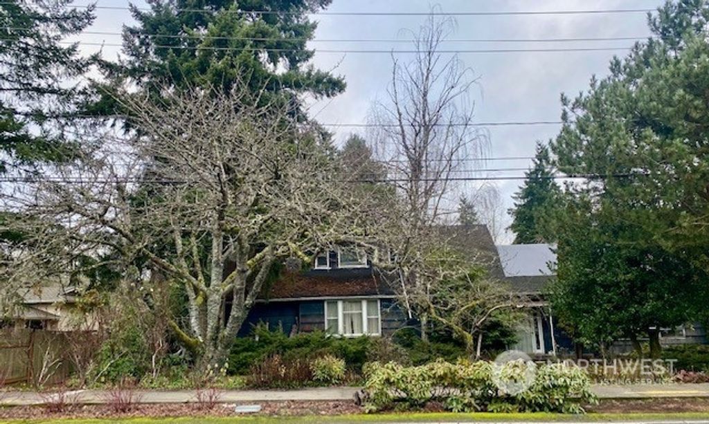 Photo of 8048 NE 8th Street, Medina, WA 98039 (MLS # 2202615)