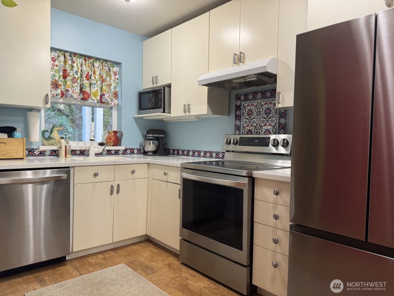 353 Wallace Way NE 7