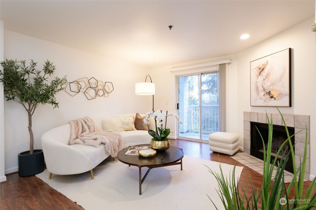 Photo of 975 Aberdeen Avenue NE #F203, Renton, WA 98056 (MLS # 2201549)