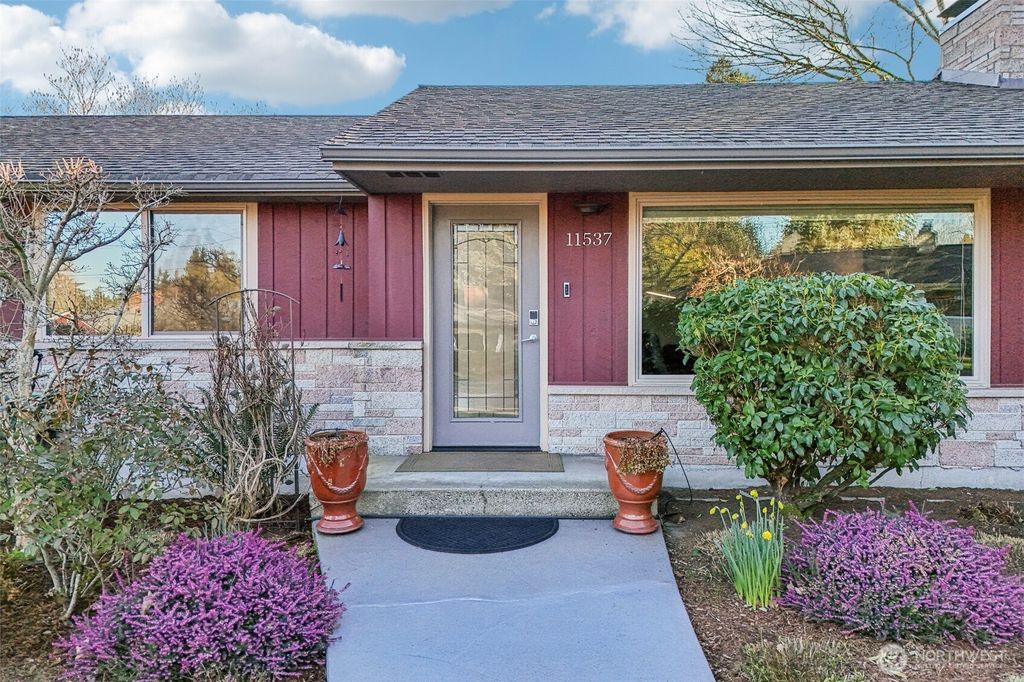 Photo of 11537 Corliss Avenue N, Seattle, WA 98133 (MLS # 2487790)