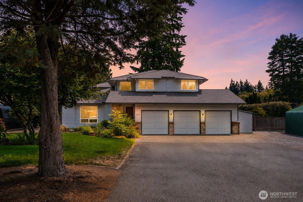 Photo of 820 Monroe Avenue NE, Renton, WA 98056 (MLS # 2589714)