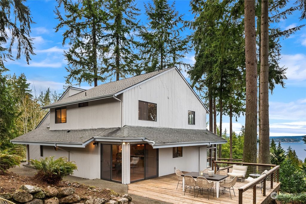 Photo of 4324 170th Place SE, Bellevue, WA 98006 (MLS # 2044999)