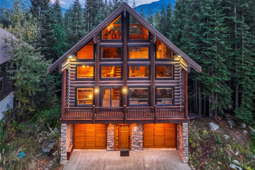 Photo of 10 Summit Way, Snoqualmie Pass, WA 98068 (MLS # 2589695)