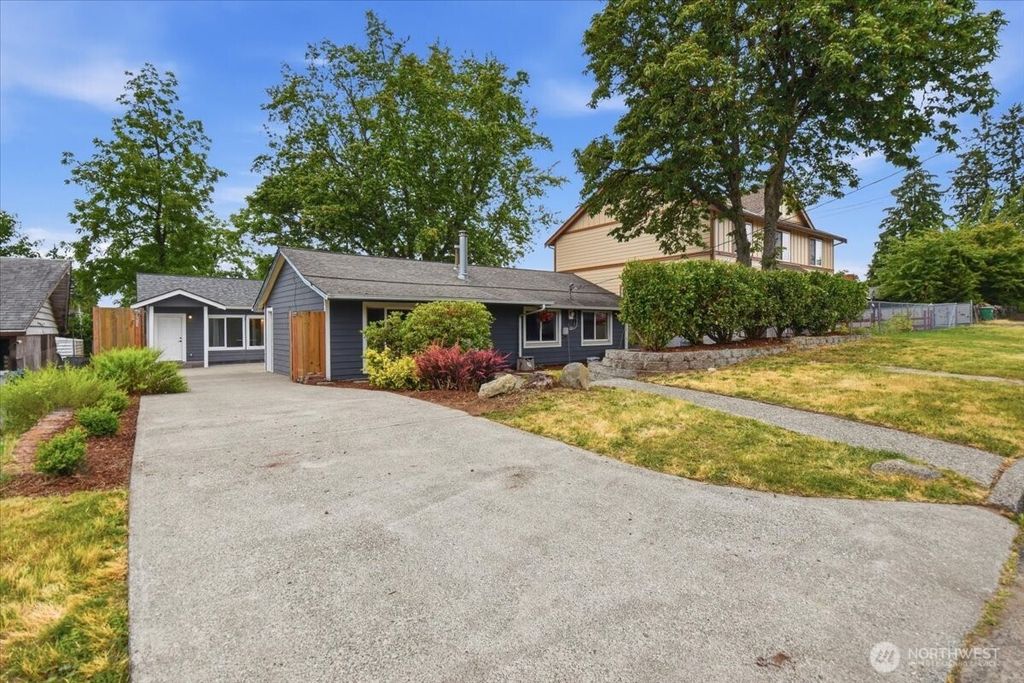 Photo of 851 Pierce Avenue NE, Renton, WA 98056 (MLS # 2550484)