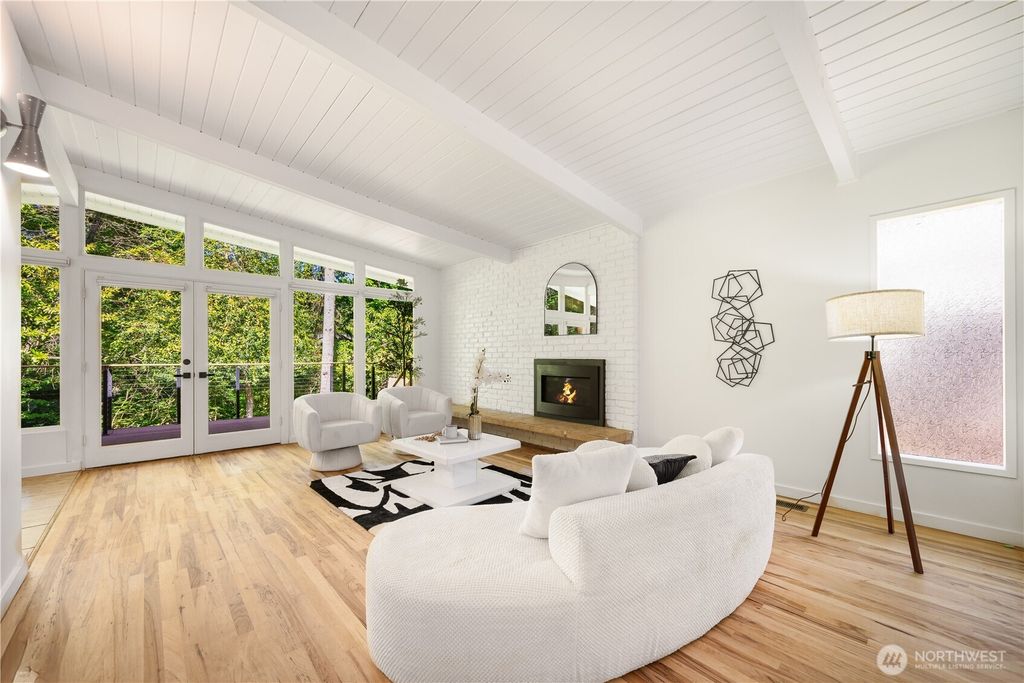 Photo of 639 130th Avenue NE, Bellevue, WA 98005 (MLS # 2382878)