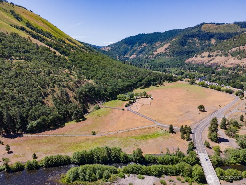 992 Highway 142 E