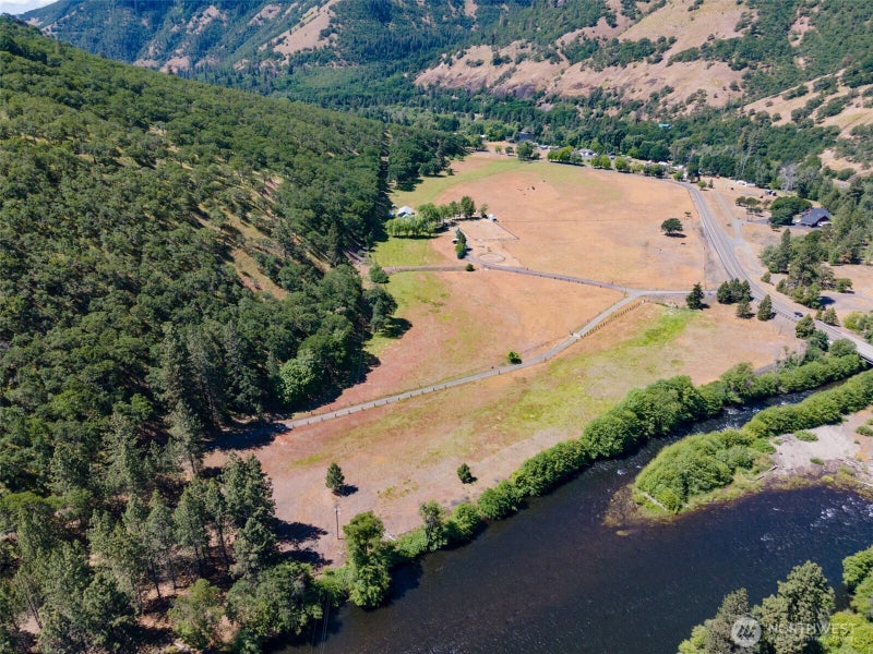992 Highway 142 E