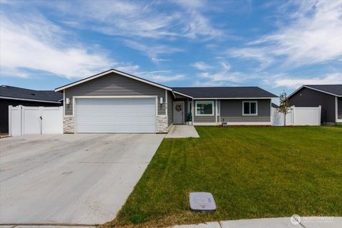 Photo of 915 E Mt. Adams Street, Othello, WA 99344 (MLS # 2552022)
