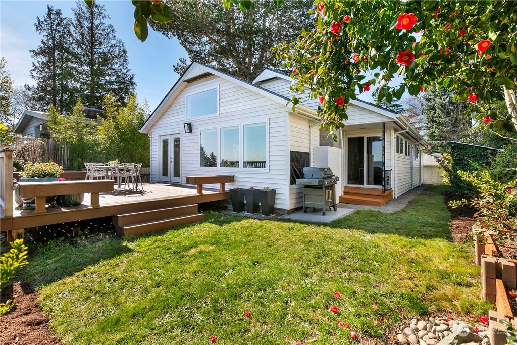 Photo of 12526 39th Avenue NE, Seattle, WA 98125 (MLS # 2212412)