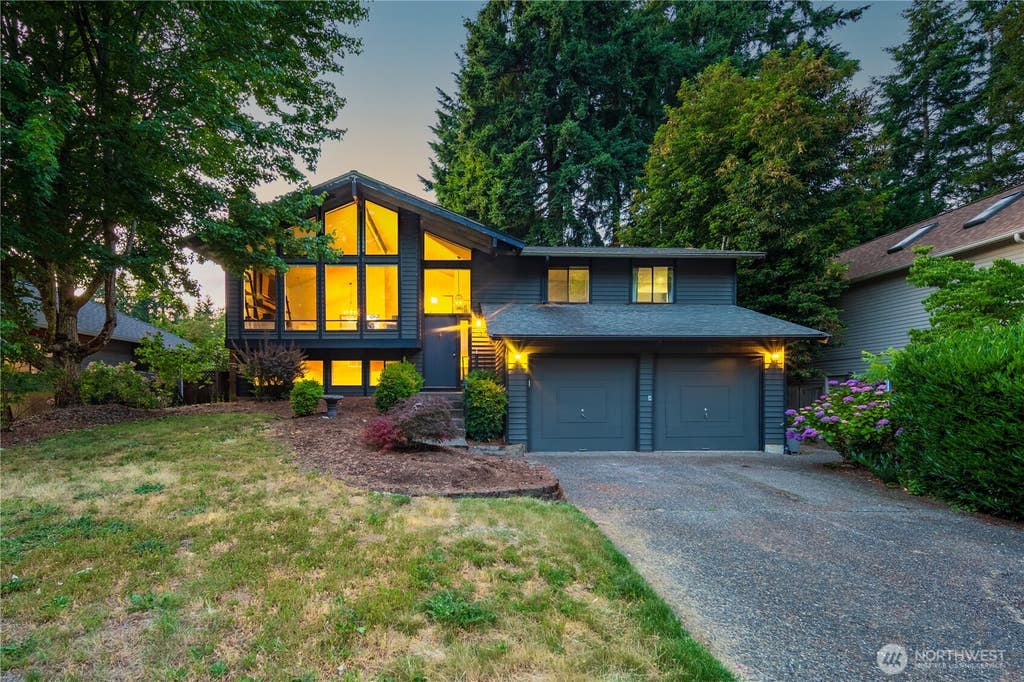 Photo of 13106 NE 110th Place, Kirkland, WA 98033 (MLS # 2545044)