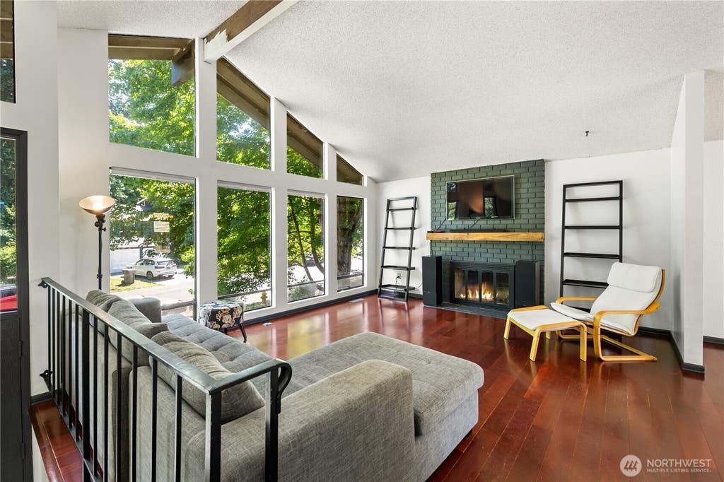 Photo of 13106 NE 110th Place, Kirkland, WA 98033 (MLS # 2545044)