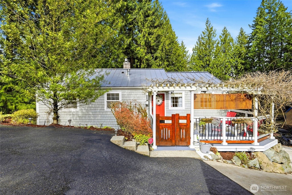 Photo of 16714 SE Newport Way, Bellevue, WA 98006 (MLS # 2591640)