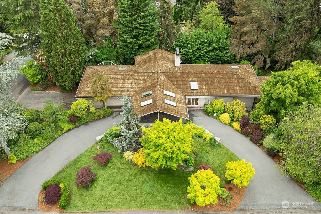 Photo of 2111 86th Avenue NE, Clyde Hill, WA 98004 (MLS # 2262366)