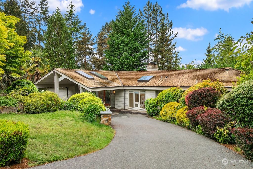 Photo of 2111 86th Avenue NE, Clyde Hill, WA 98004 (MLS # 2262366)