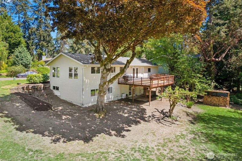 711 Eagle Cliff Rd NE