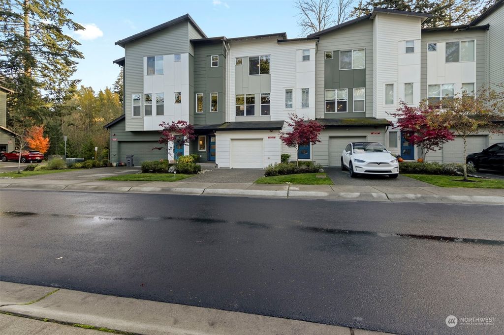 Photo of 13421 Admiralty Way #B2, Lynnwood, WA 98087 (MLS # 2308072)