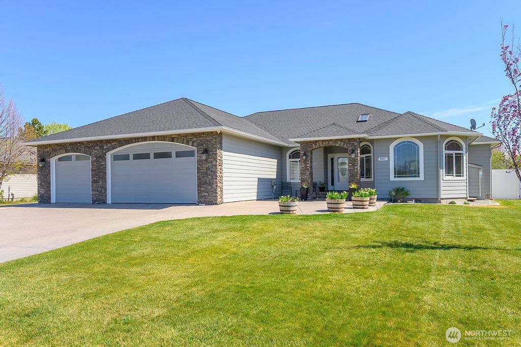 Photo of 907 S Sand Dune Road, Moses Lake, WA 98837 (MLS # 2507923)