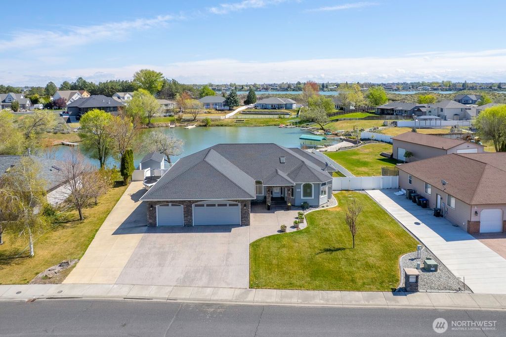 Photo of 907 S Sand Dune Road, Moses Lake, WA 98837 (MLS # 2507923)