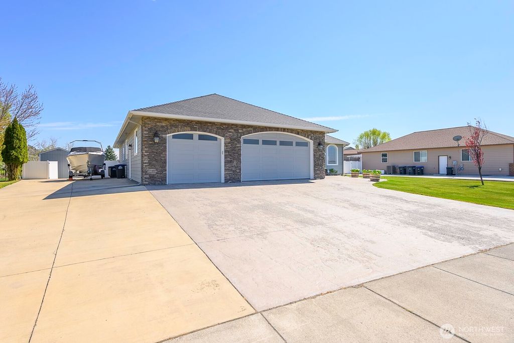 Photo of 907 S Sand Dune Road, Moses Lake, WA 98837 (MLS # 2507923)