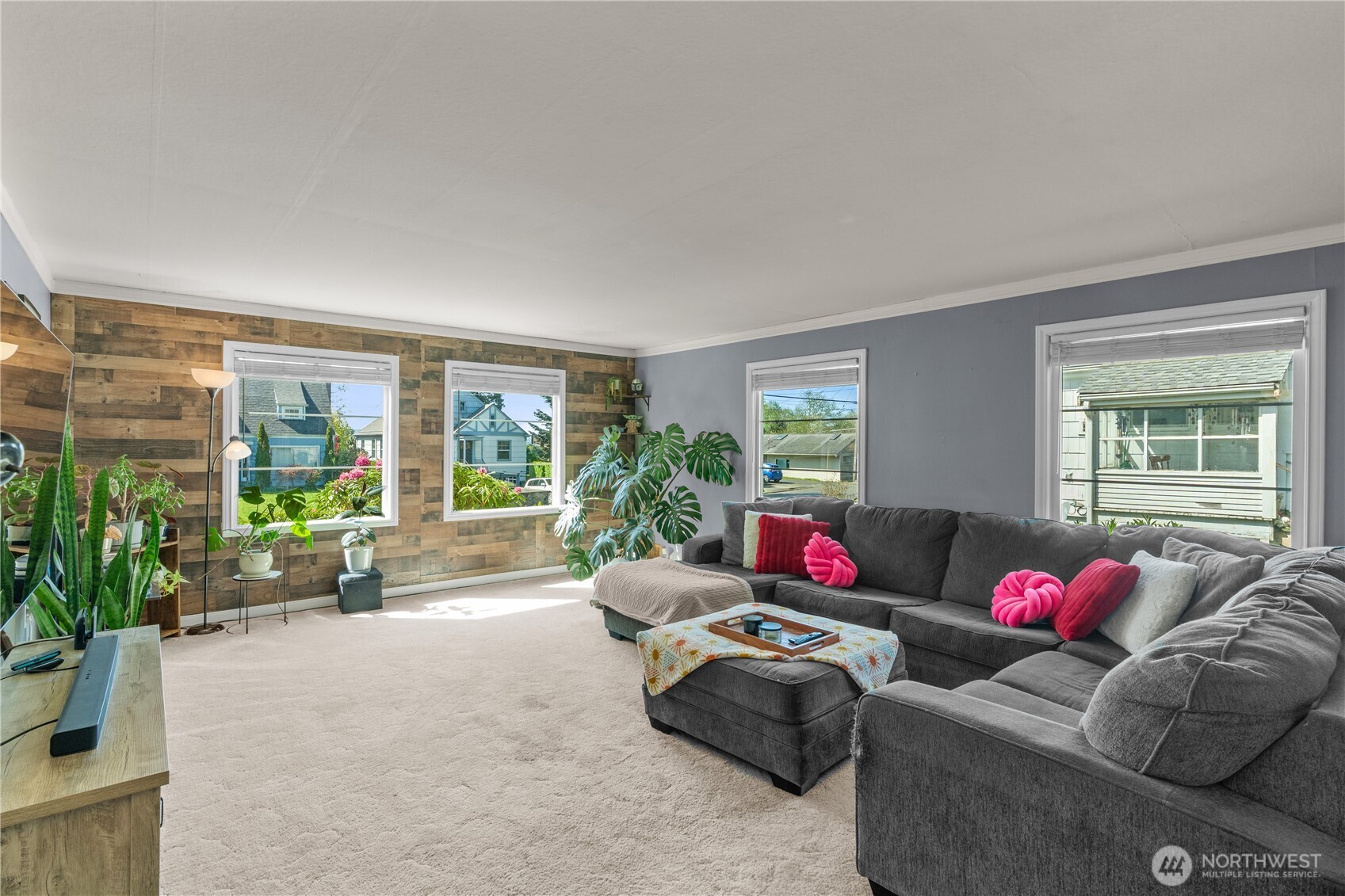 522 W 6th Street