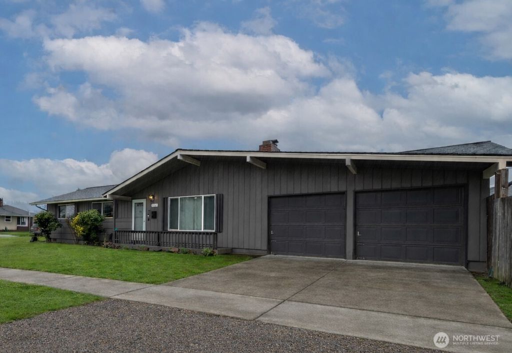 Photo of 2026 28th Avenue, Longview, WA 98632 (MLS # 2492667)