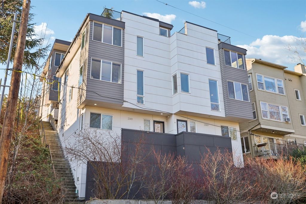 Photo of 2303 W Lynn Street, Seattle, WA 98199 (MLS # 2324984)