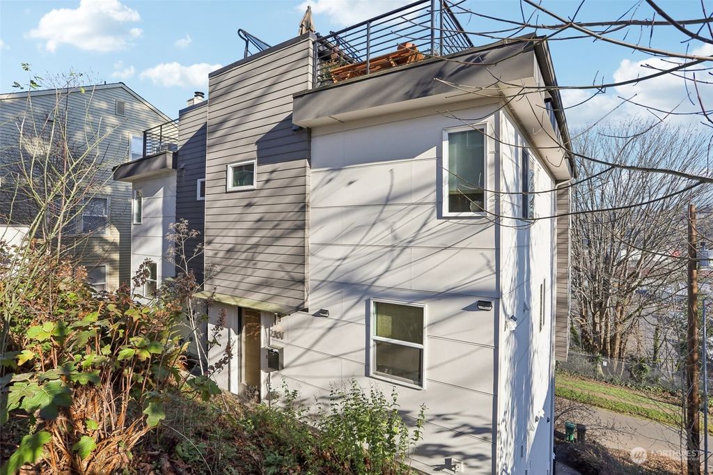 Photo of 2303 W Lynn Street, Seattle, WA 98199 (MLS # 2324984)