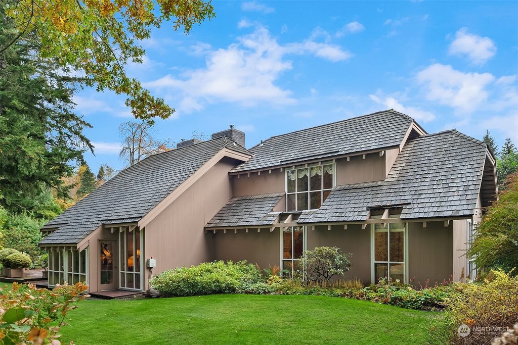 Photo of 4 Skagit Key Ky, Bellevue, WA 98006 (MLS # 2043363)