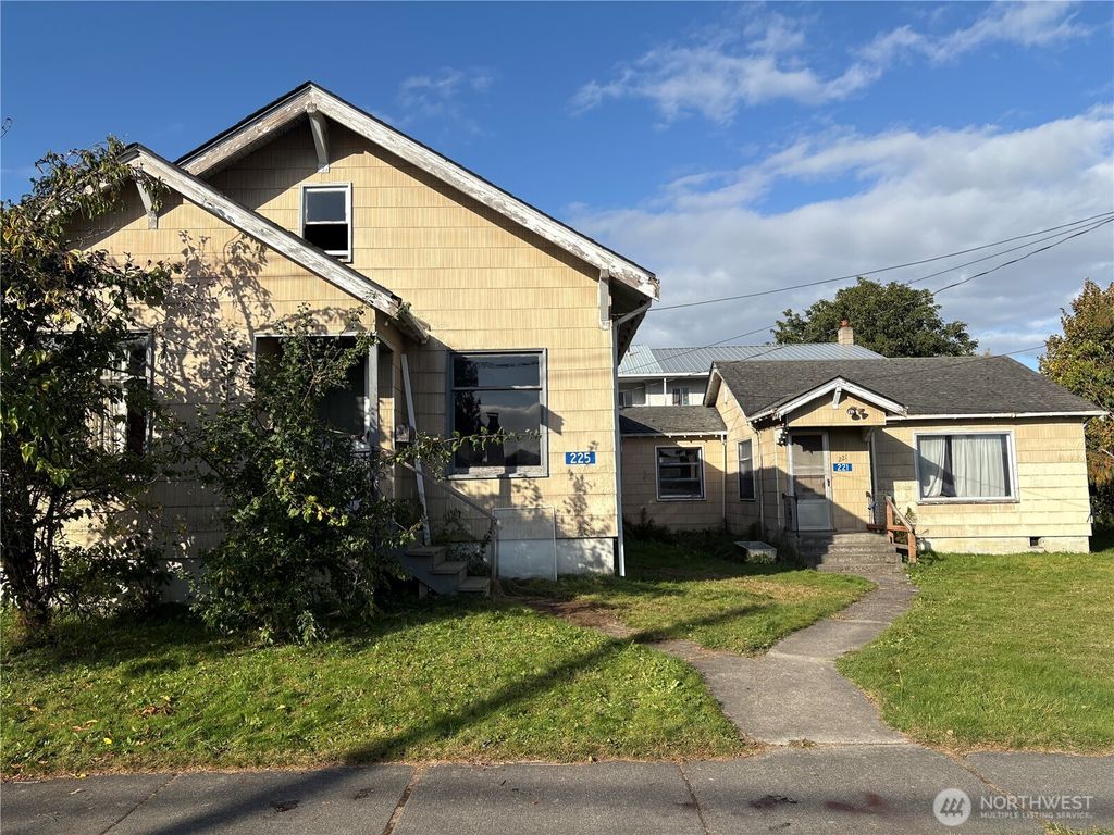 Photo of 221 South Cherry Street, Burlington, WA 98233 (MLS # 2442624)