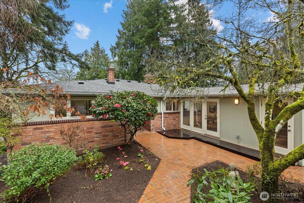 Photo of 11904 Lakeside Avenue NE, Seattle, WA 98125 (MLS # 2487398)