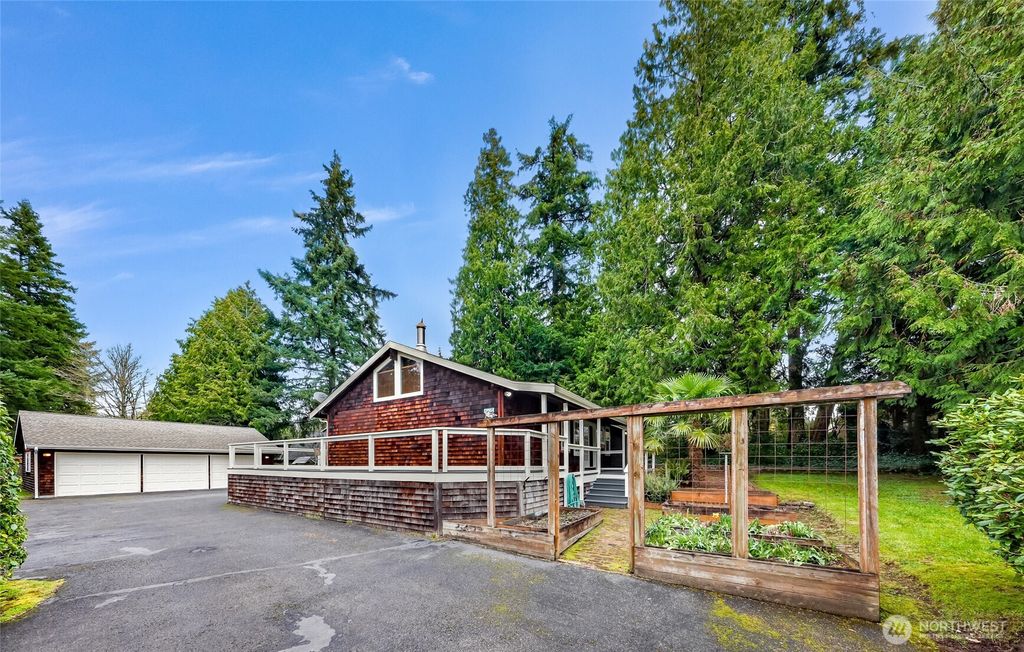 Photo of 12214 NE 97th Street, Kirkland, WA 98033 (MLS # 2487627)