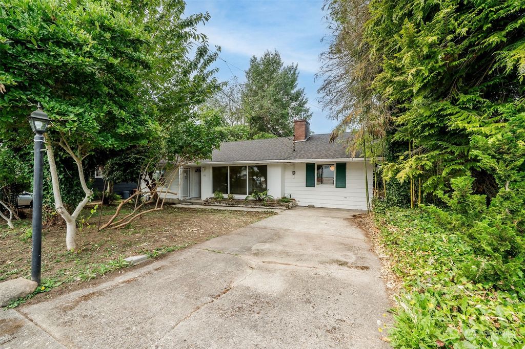 Photo of 406 Avenue I, Snohomish, WA 98290 (MLS # 2274153)