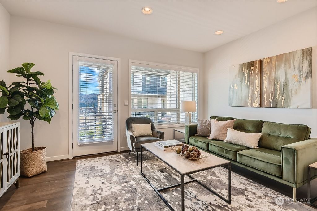 Photo of 915 6th Avenue NE, Issaquah, WA 98029 (MLS # 2041970)
