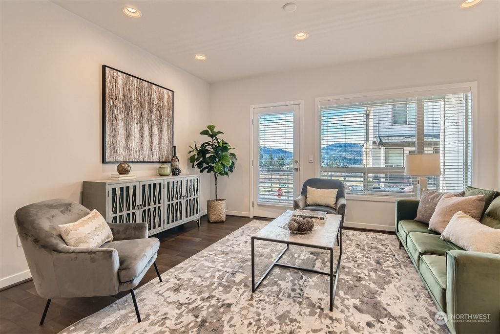 Photo of 915 6th Avenue NE, Issaquah, WA 98029 (MLS # 2041970)