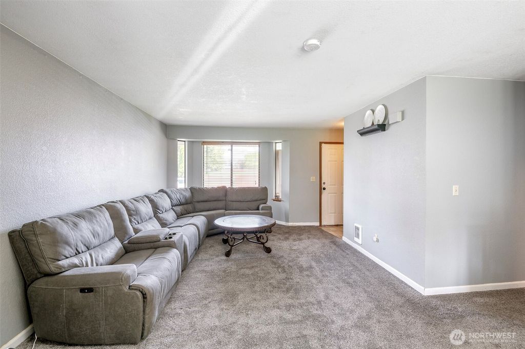 Photo of 5814 37th Street SE, Auburn, WA 98092 (MLS # 2516057)