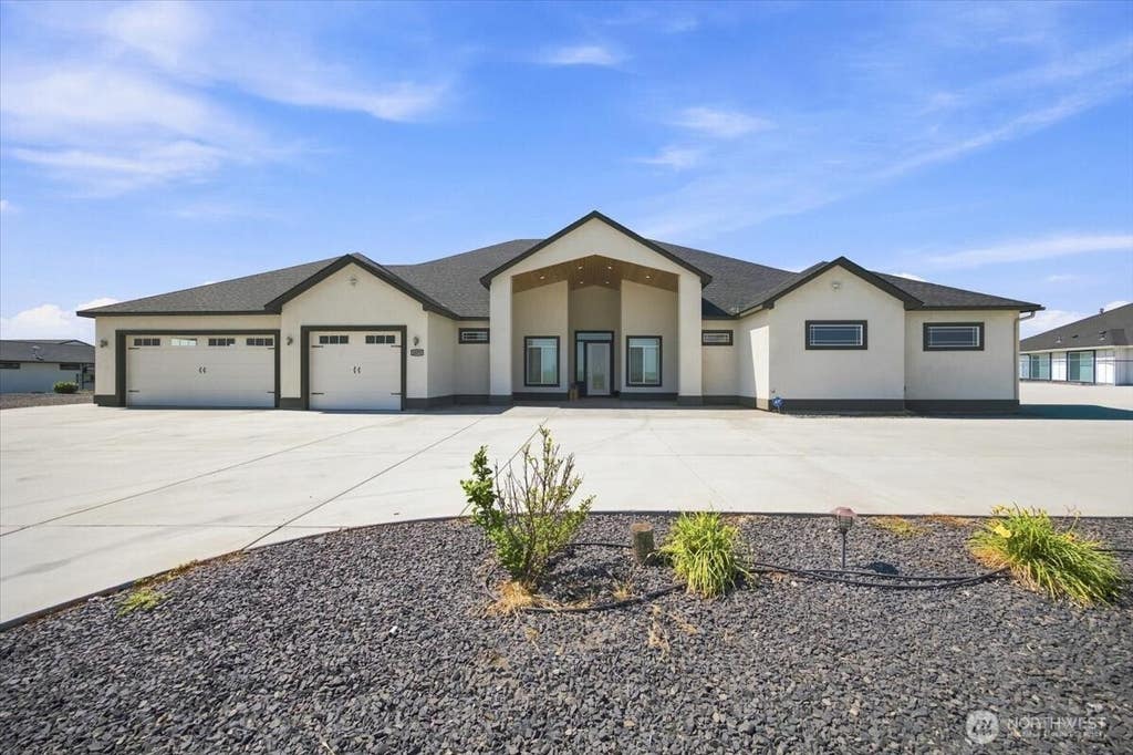 Photo of 2075 Fraser Dr DR, Pasco, WA 99301 (MLS # 2571530)