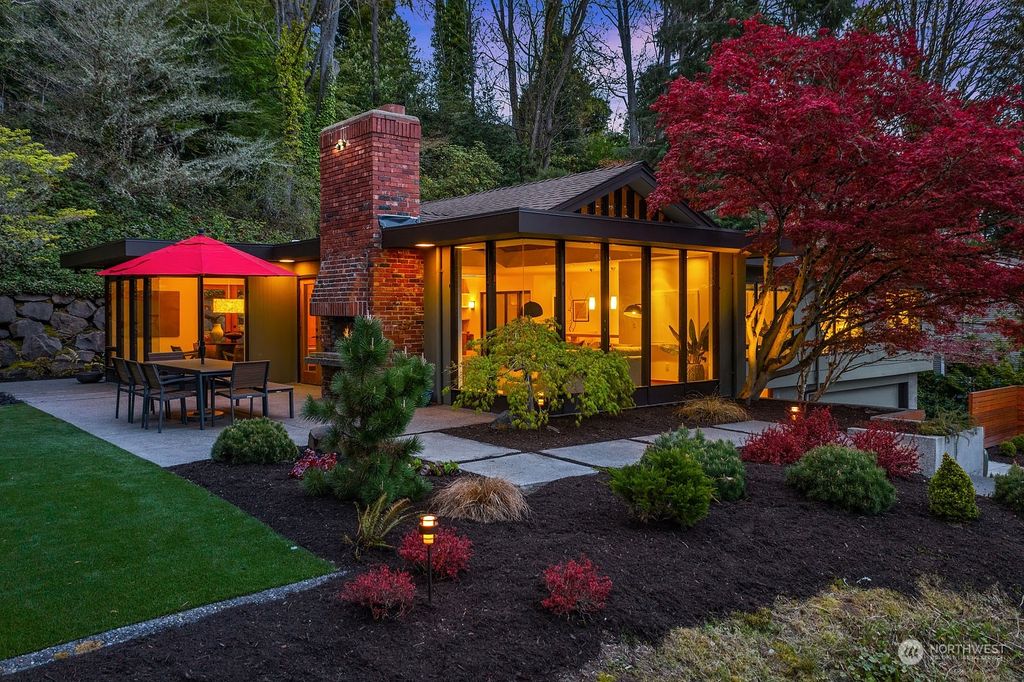 Photo of 9531 SE 43rd Street, Mercer Island, WA 98040 (MLS # 2061088)