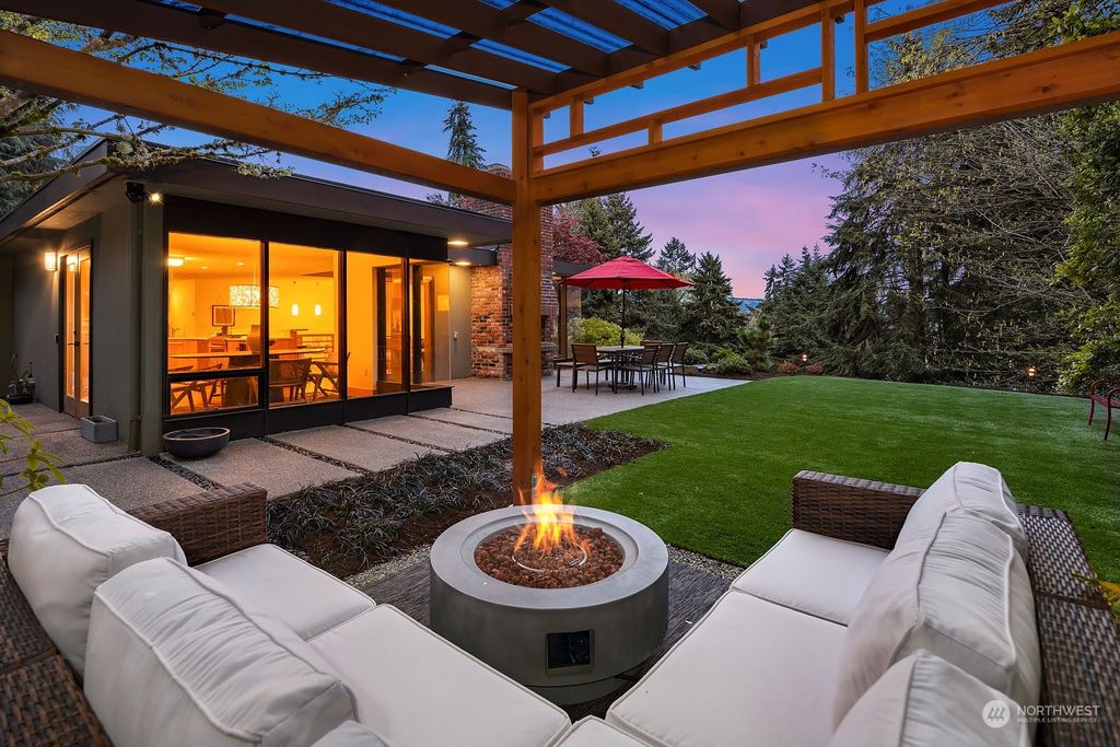 Photo of 9531 SE 43rd Street, Mercer Island, WA 98040 (MLS # 2061088)