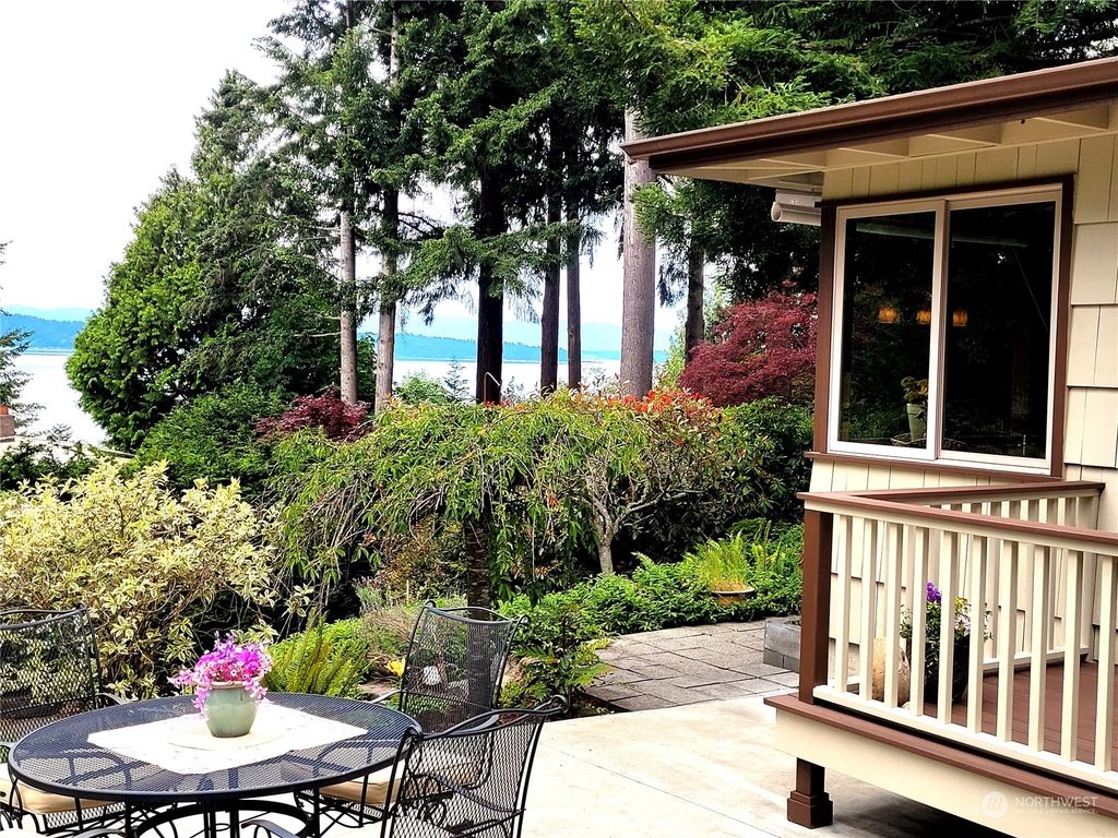 Photo of 16056 Maplewild Avenue SW, Burien, WA 98166 (MLS # 2249388)