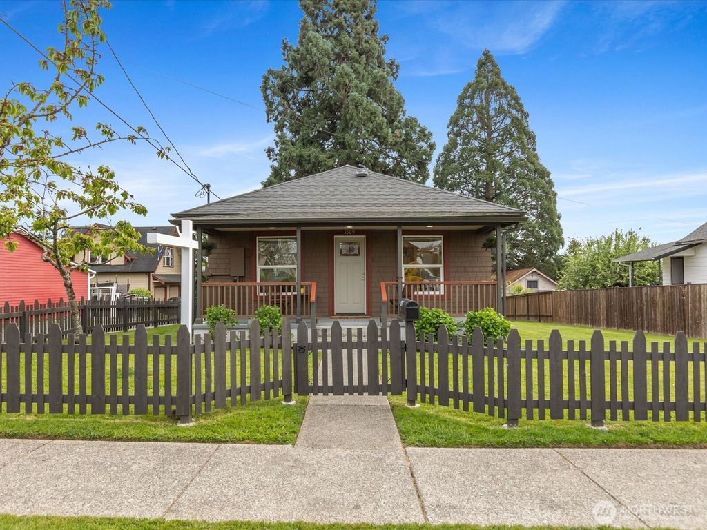 Photo of 1509 Fourth Street, Snohomish, WA 98290 (MLS # 2372766)