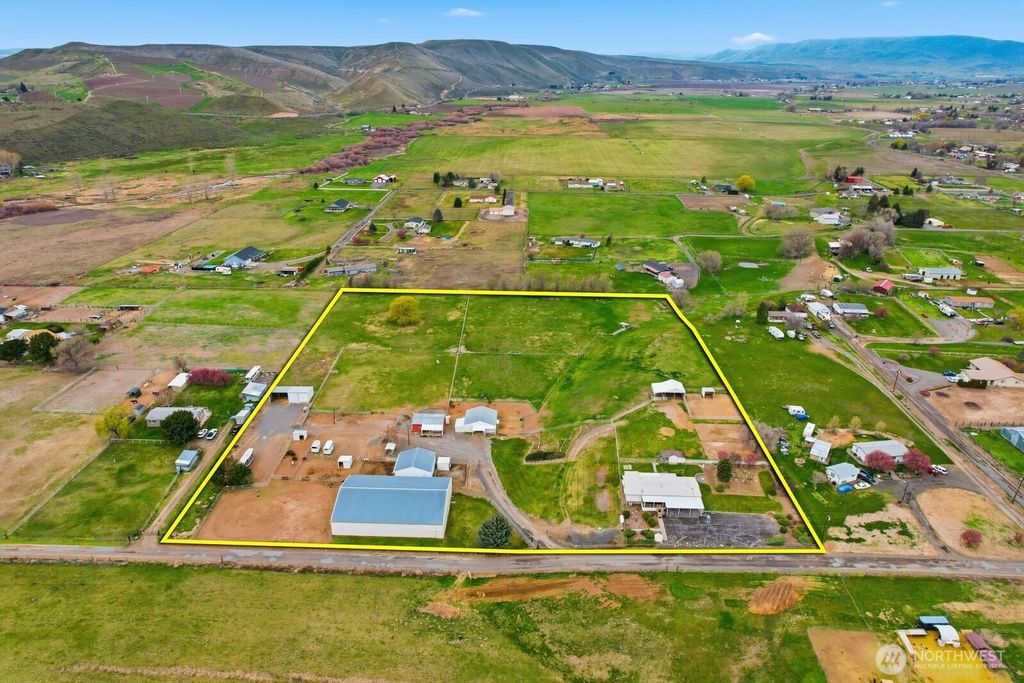 Photo of 150 Dusty Puddle Road #A&amp;B, Selah, WA 98942 (MLS # 2501329)