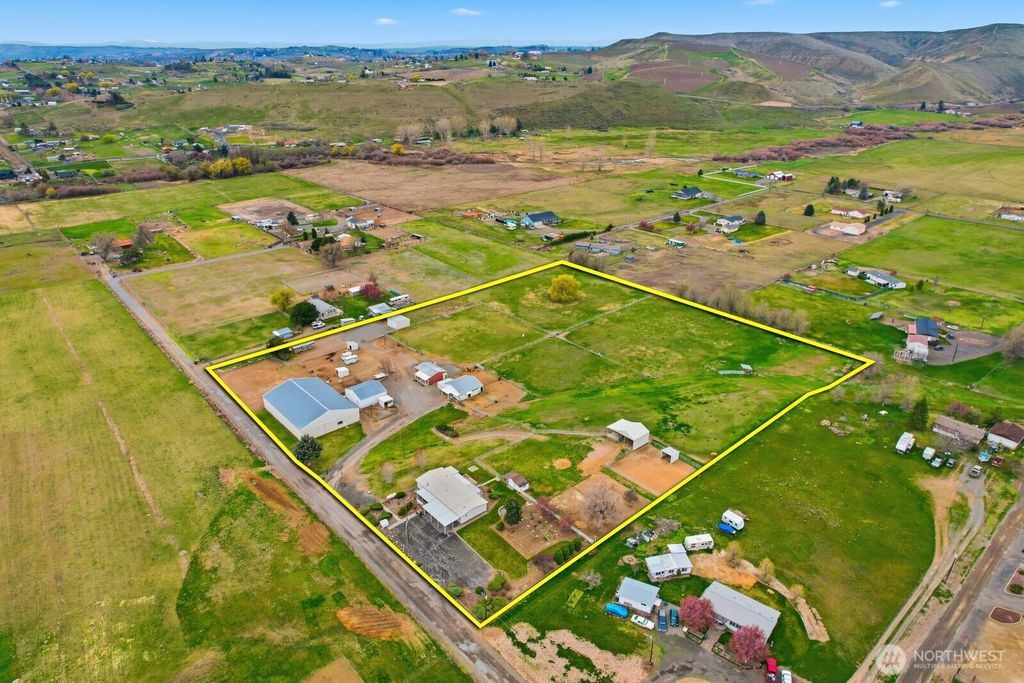 Photo of 150 Dusty Puddle Road #A&amp;B, Selah, WA 98942 (MLS # 2501329)