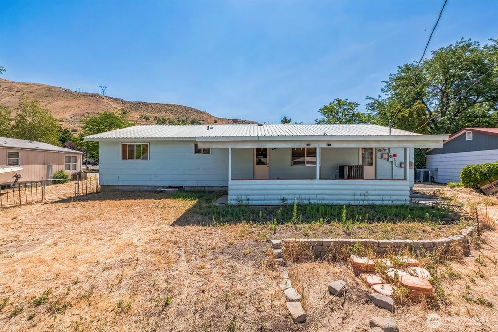 Photo of 1124 camas Street, Coulee Dam, WA 99116 (MLS # 2463230)