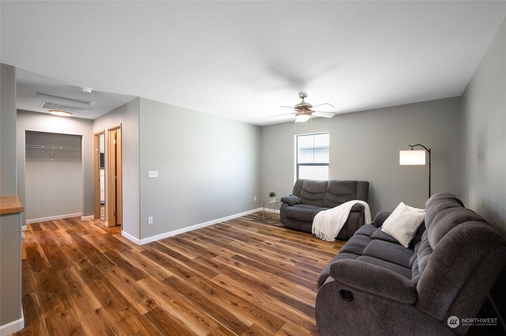 listing image 9368479635050422029